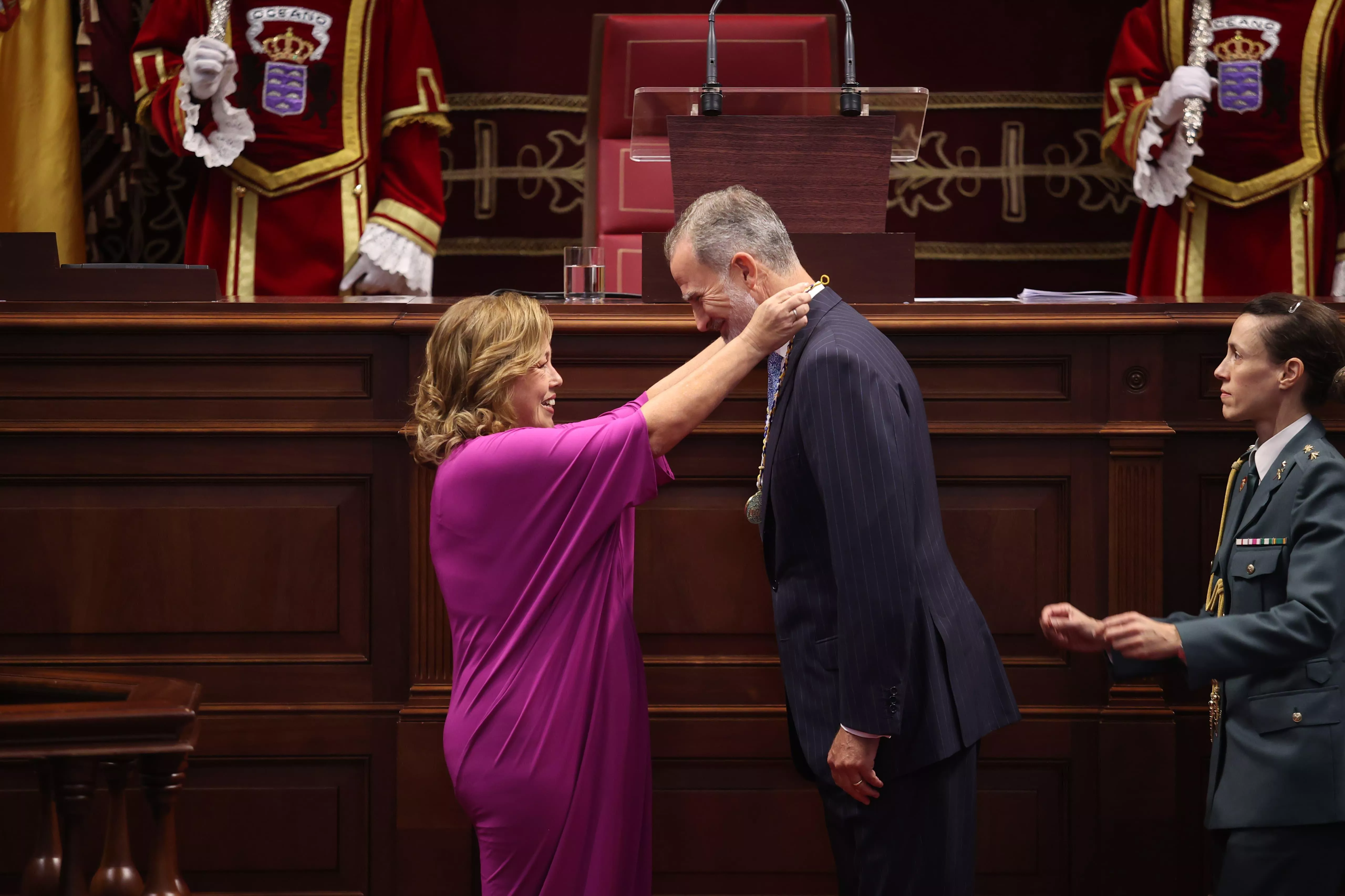 Ástrid Pérez, presidenta del Parlamento de Canarias, impone al rey Felipe VI la medalla de oro de la Cámara./ PARLAMENTO DE CANARIAS
