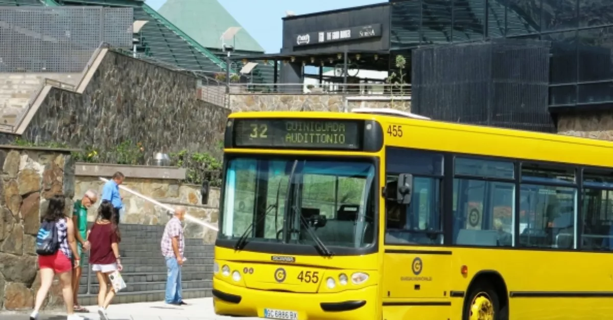 Imagen de guagua municipal en el Alfredo Kraus. / GUAGUAS MUNICIPALES