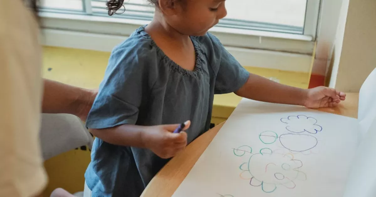 Imagen de una niña dibujando / PEXELS