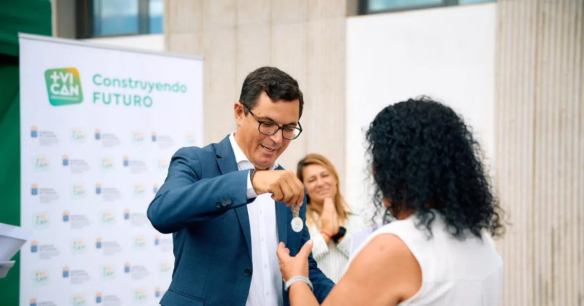 En la imagen, el consejero entrega  la llave / GOBIERNO DE CANARIAS