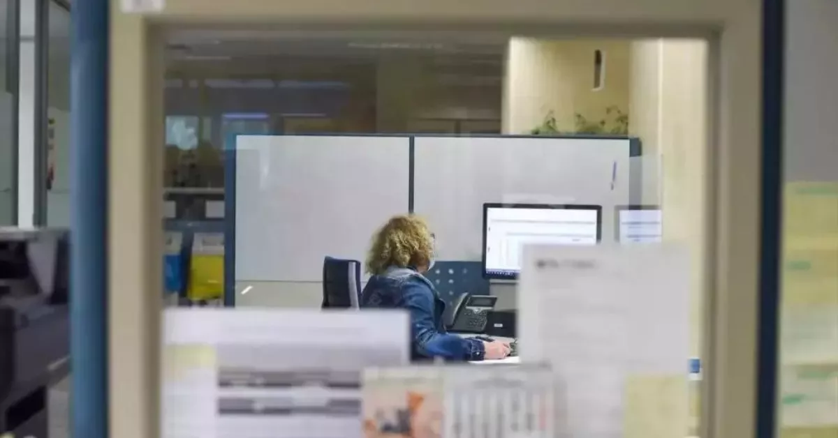 Imagen de una funcionaria  EFE 