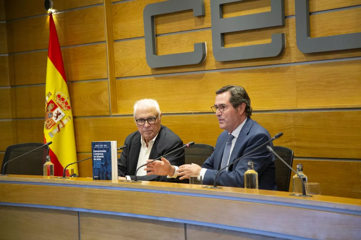 El periodista y experto en comunicación Carlos Díaz Güell presenta su libro en la CEOE./ CEDIDA