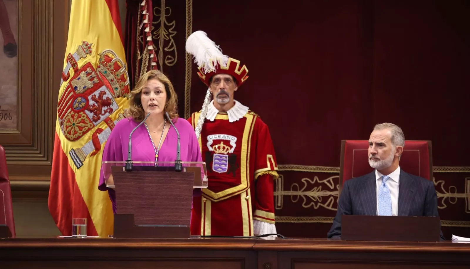 La presidenta del Parlamento de Canarias, Astrid Pérez, ante el rey de España, Felipe VI./ CEDIDA