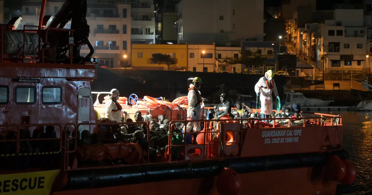 Desembarco de migrantes rescatados  / EFE - Gelmert Finol 