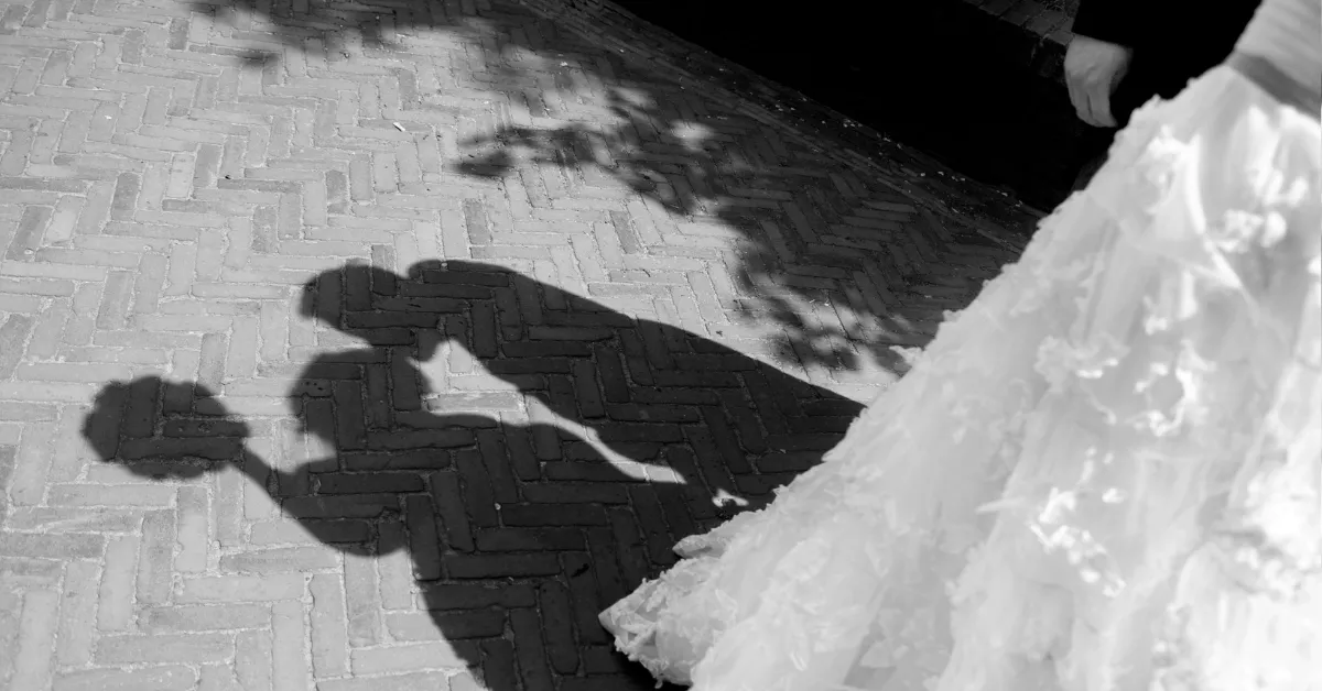 Sombra de un matrimonio, el día de su boda, en Canarias. / AH