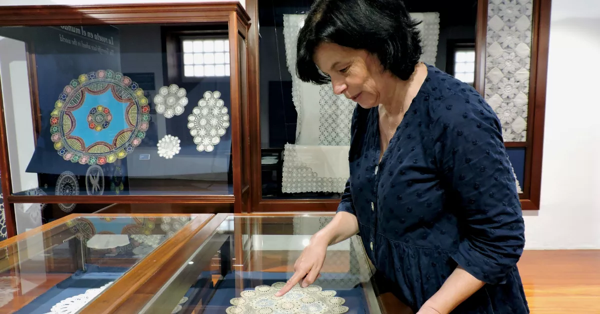 La técnico Milagros Amador presenta a EFE la sala de exposiciones de La Roseta en el Museo de Artesanía Iberoamericana de Tenerife / EFE - Carla Domínguez