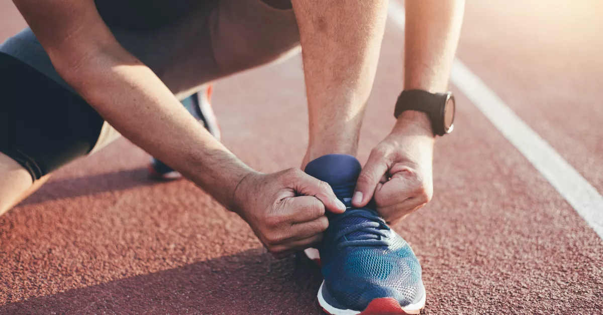 Imagen de un deportista atándose los cordones / AH