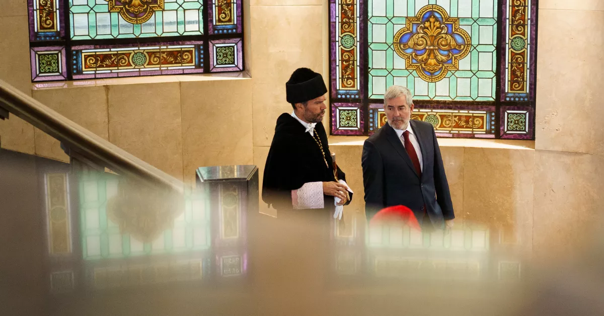 El presidente de Canarias, Fernando Clavijo (d), en el acto de apertura del curso académico 2024 2025 de unas de las universidades públicas canarias. / EFE