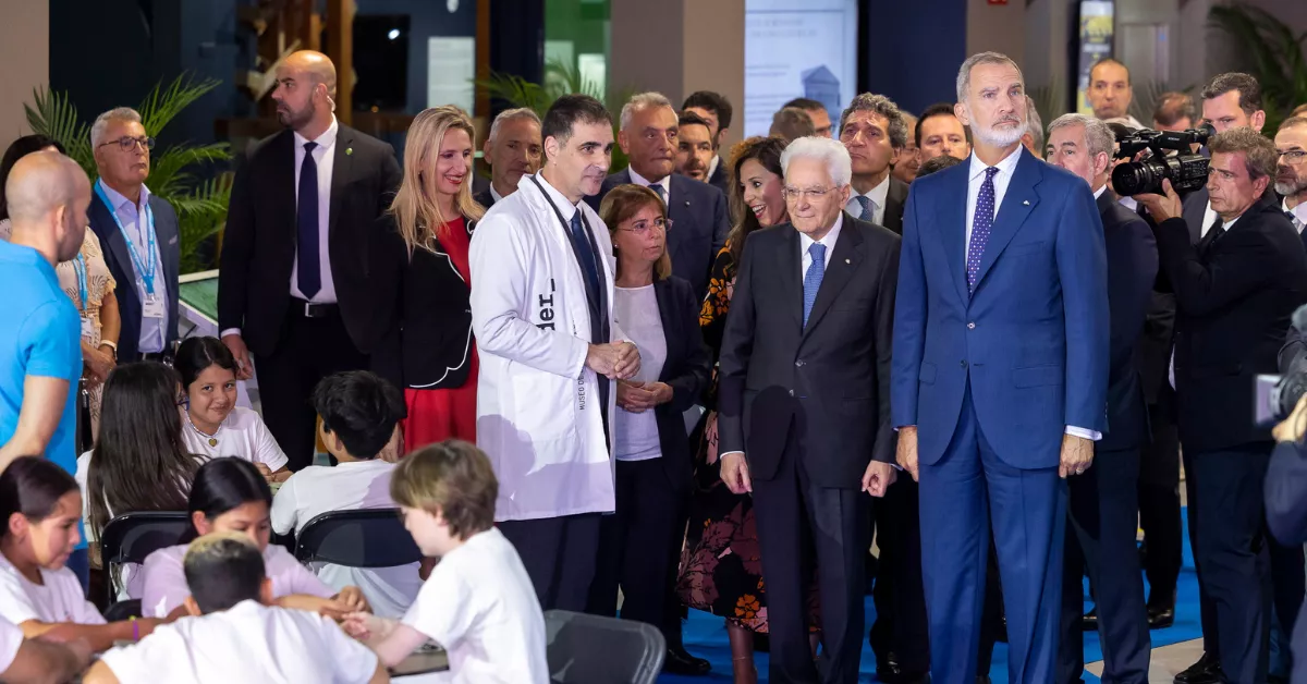 El rey de España, Felipe VI, y el presidente de la República de Italia, Sergio Mattarella, visitan los talleres educativos del Museo Elder de la Ciencia, en Las Palmas de Gran Canaria. /EFE - Quique Curbelo El rey de España, Felipe VI, y el presidente de la República de Italia, Sergio Mattarella, visitan los talleres educativos del Museo Elder de la Ciencia, en Las Palmas de Gran Canaria. /EFE - Quique Curbelo