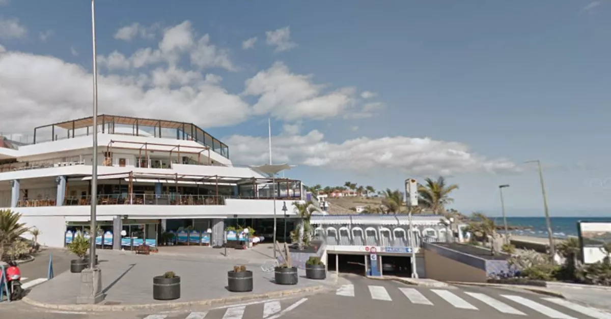 La justicia desestima la medida cautelar del Aqua Meloneras: el precinto de altavoces sigue vigente. En la imagen, Centro Comercial de Meloneras, donde se localiza el establecimiento. / GOOGLE