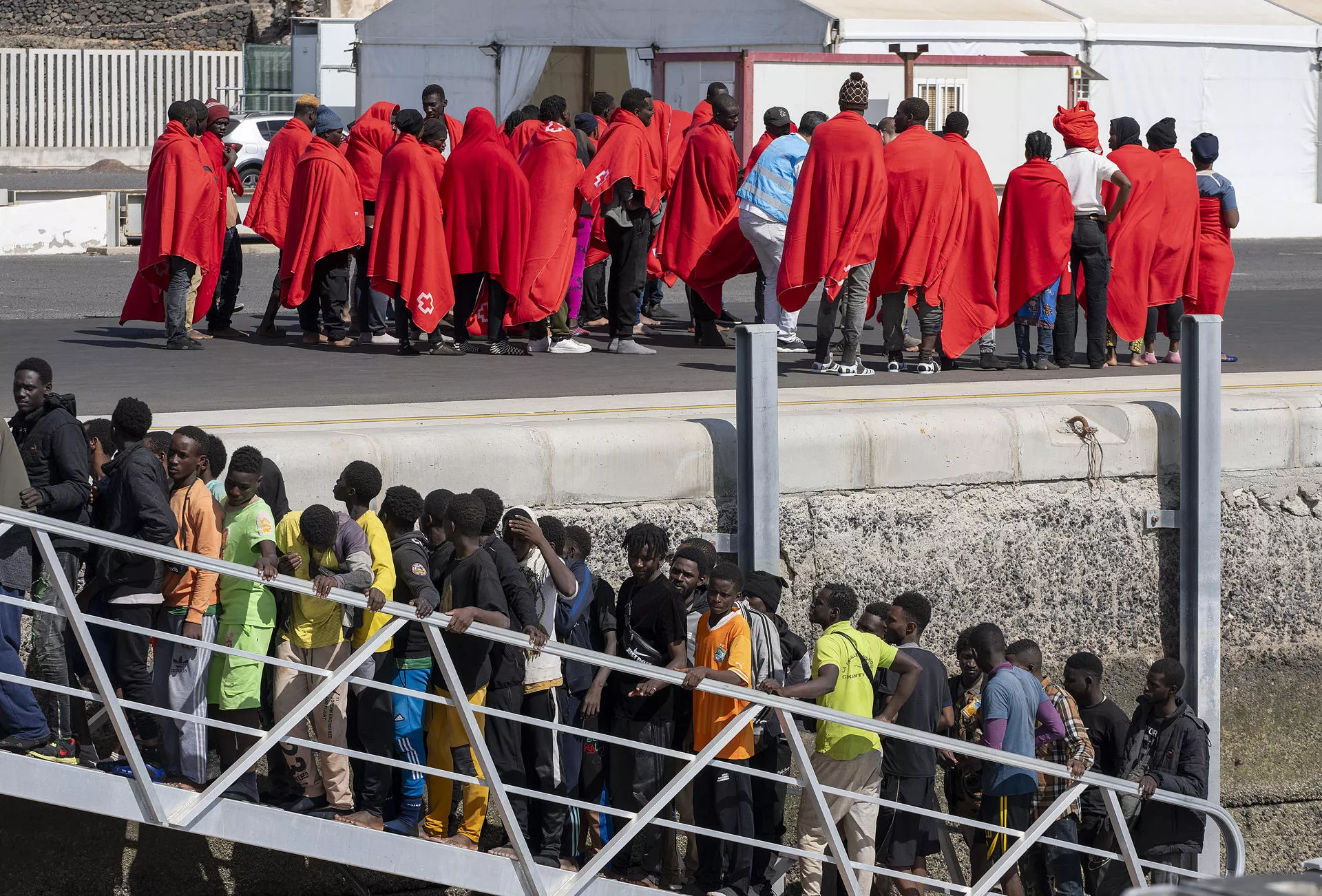 Salvamento Marítimo rescató este domingo a unas 121 migrantes de origen subsahariano cuando viajaban en dos embarcaciones en aguas próximas a Lanzarote. Todos han sido trasladados al puerto de Arrecife. / ADRIEL PERDOMO-EFE Salvamento Marítimo rescató este domingo a unas 121 migrantes de origen subsahariano cuando viajaban en dos embarcaciones en aguas próximas a Lanzarote. Todos han sido trasladados al puerto de Arrecife. / ADRIEL PERDOMO-EFE