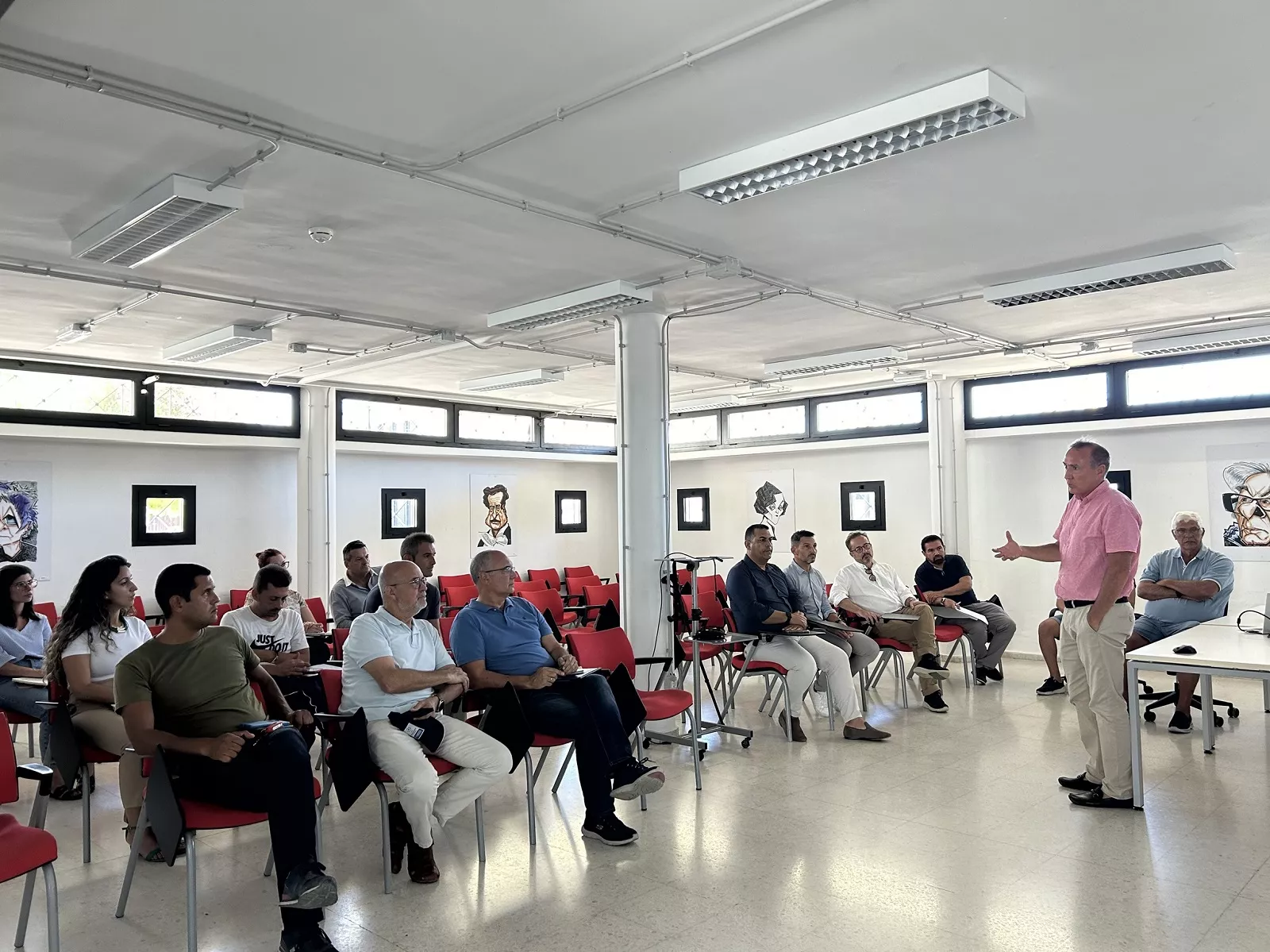 El consejero de Medio Ambiente, Clima, Energía y Conocimiento del Cabildo de Gran Canaria, Raúl García Brink, en la comunidad energética de Playa del Inglés./ CEDIDA