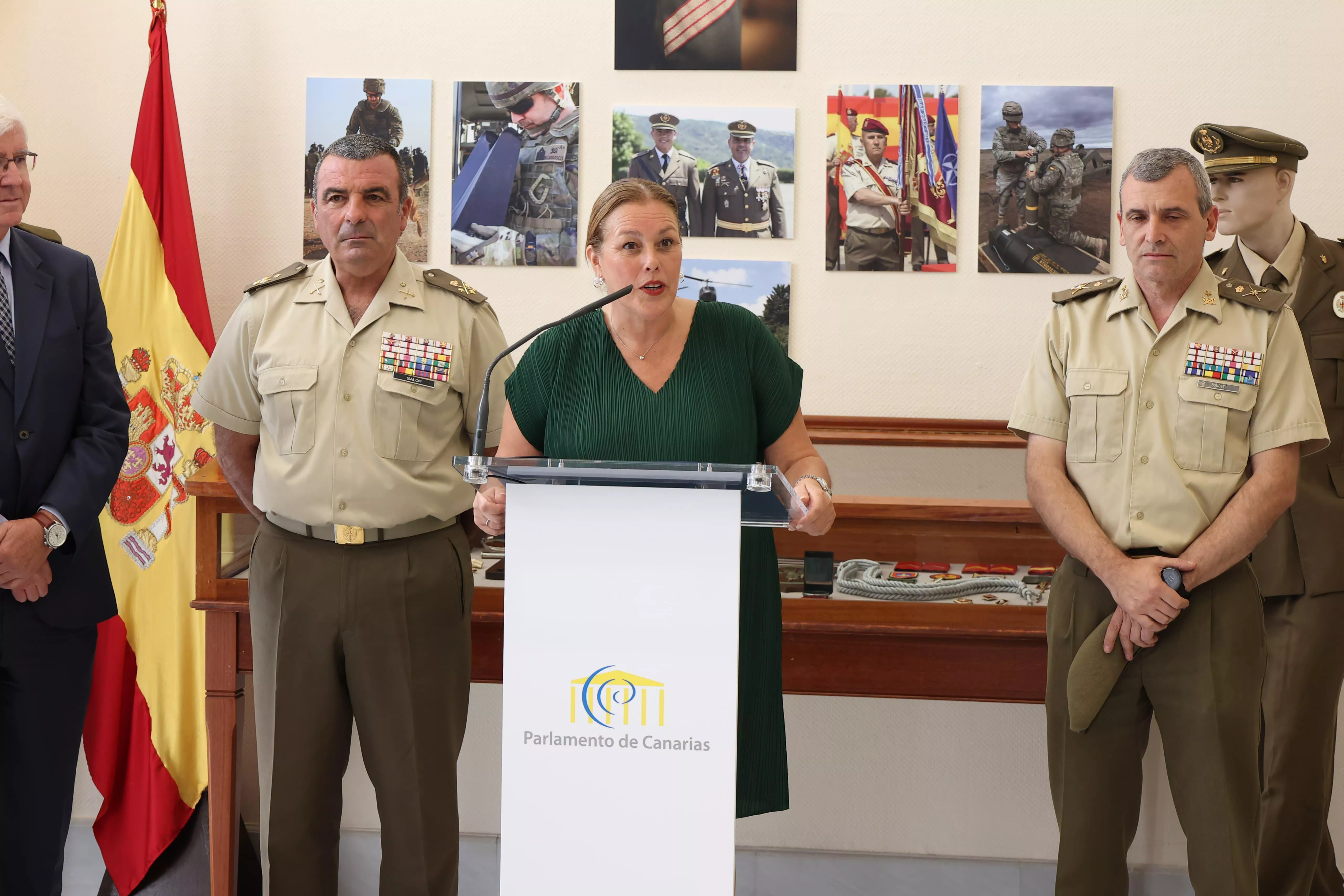 La presidenta del Parlamento de Canarias, Astrid Pérez inaugura la exposición "Medio siglo formando líderes con Honor y Compromiso"./ CEDIDA