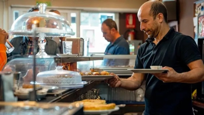 Autónomo trabajando en una cafetería. / EFE - Ismael Herrero Autónomo trabajando en una cafetería. / EFE - Ismael Herrero