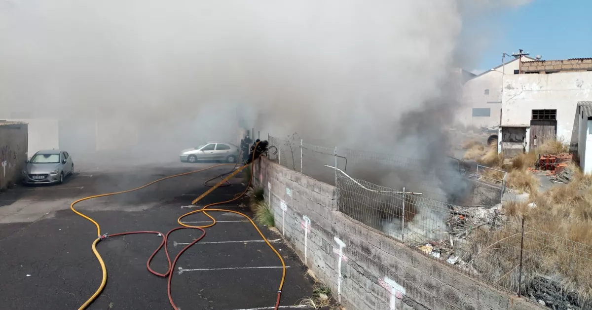 Columna de humo producida por el incendio en Taco / 112 CANARIAS