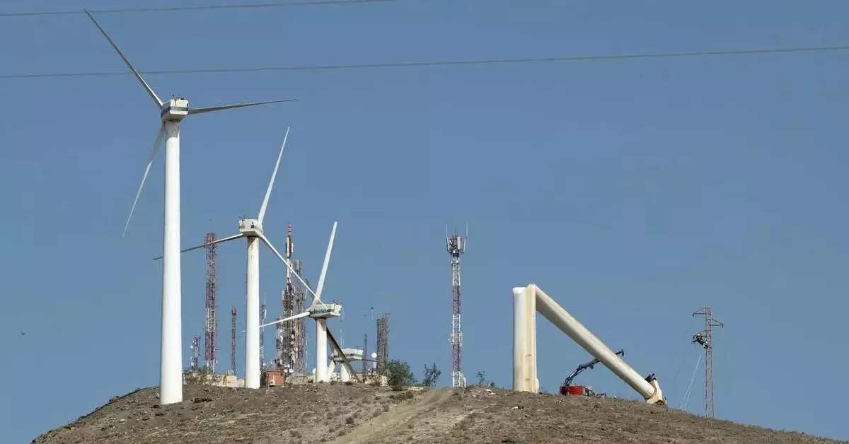 Molinos del parque eólico de Montaña Mina / AH