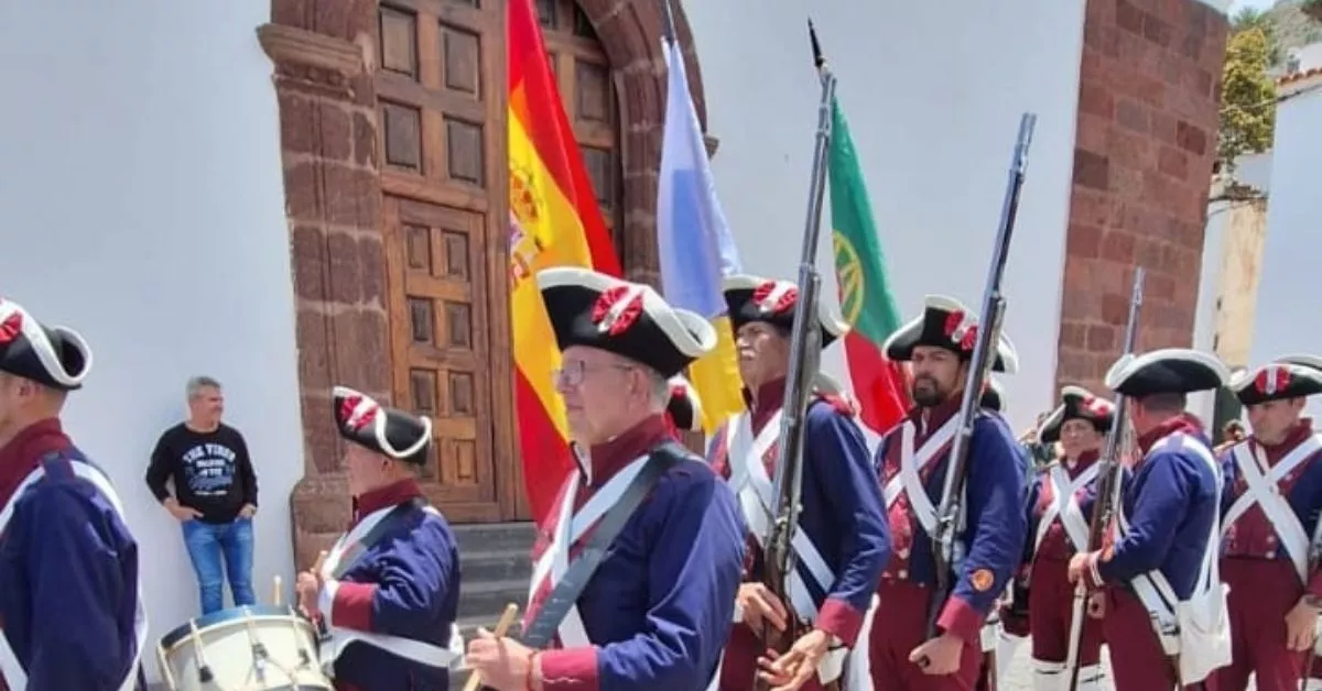 Desfile de las fiestas fundacionales de Taganana con las banderas de España, Canarias y Portugal / AH