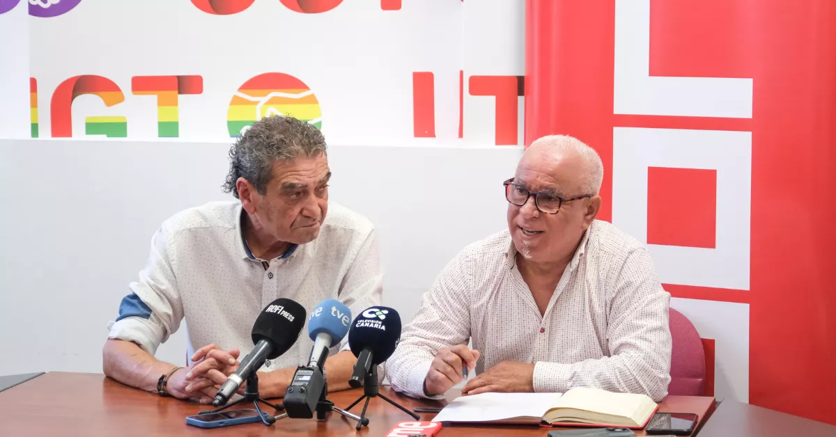  Los secretarios generales en Canarias de UGT, Manuel Navarro (d), y CCOO, Inocencio González (i), participan este martes en una rueda de prensa en Santa Cruz de Tenerife. / ALBERTO VALDÉS-EFE