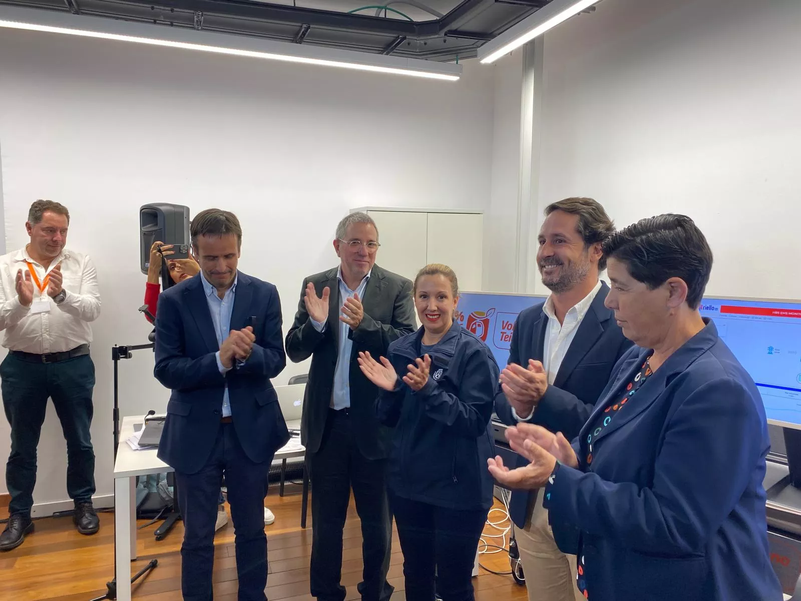 Encendido del sistema 100% solar del teleférico del Teide.  En la imagen Luis Pintor, Ignacio Sabaté, Rosa Dávila, Ángel Montañes y Blanca Pérez. / ATLÁNTICO HOY - ALBA MARICHAL