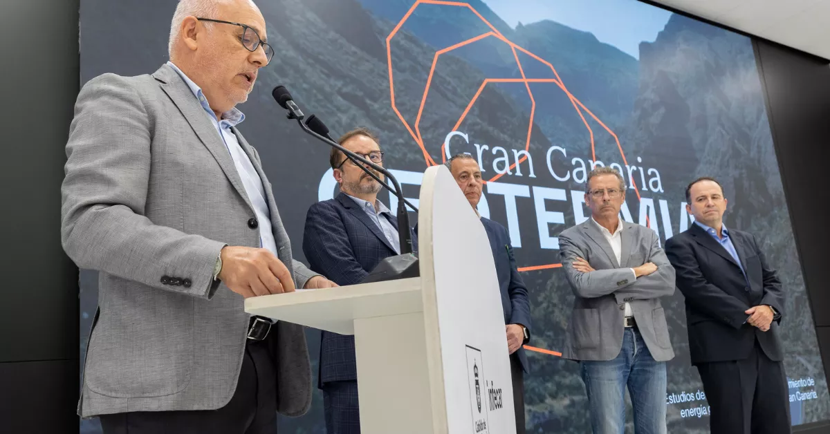 El presidente del Cabildo de Gran Canaria, Antonio Morales (i), y representantes de las empresas Grupo Pérez Moreno, Satocan y Dando Drilling presentan Gran Canaria GeotermiaSL / EFE - QUIQUE CURBELO
