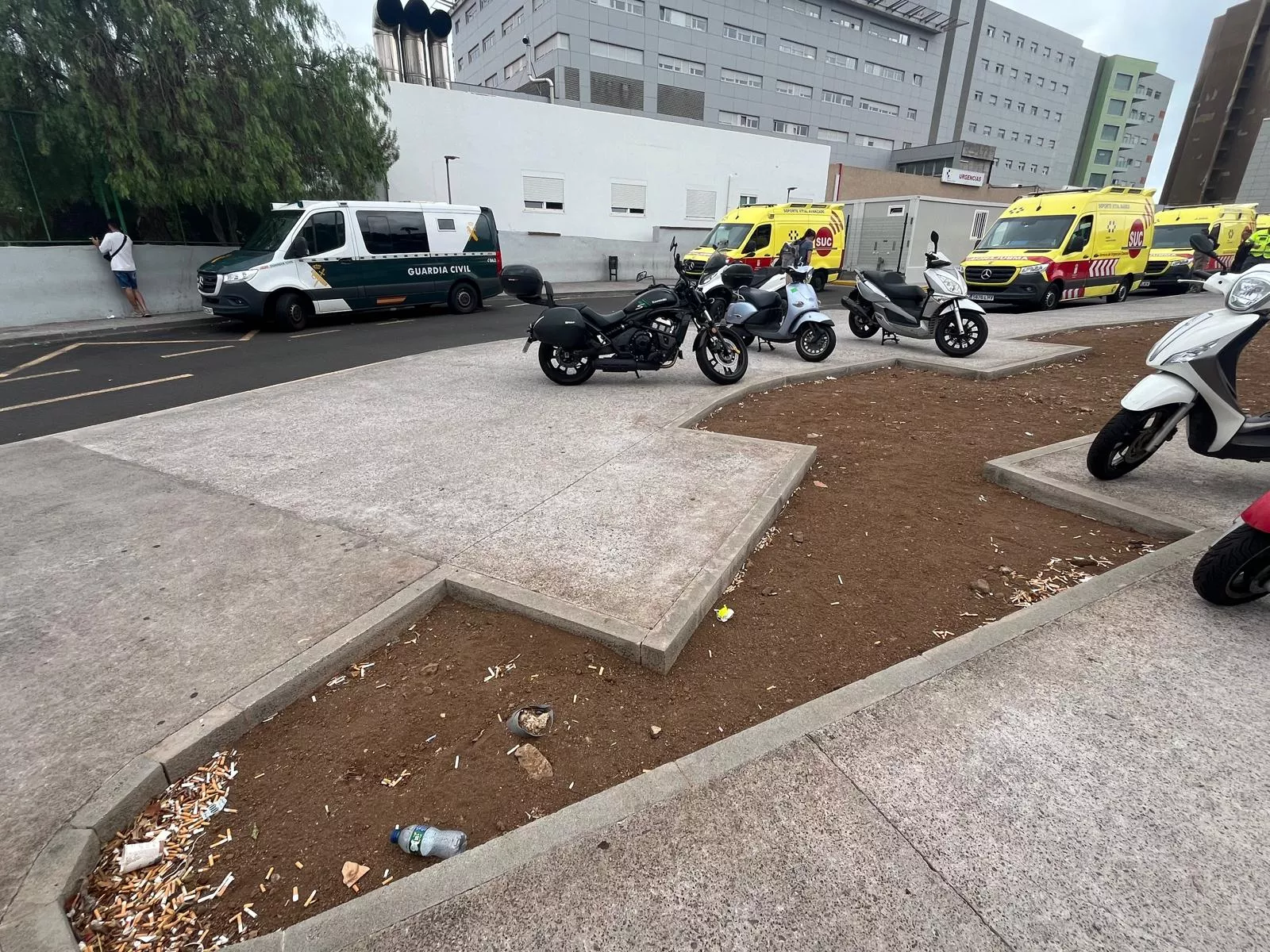 Exteriores de urgencias en el Hospital de Nuestra Señora de La Candelaria lleno de colillas tiradas / AH / BELA CABRERA