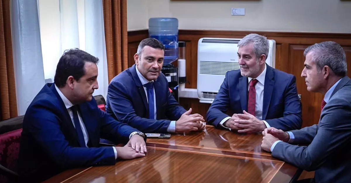 Reunión de Oswaldo Betancort con Fernando Clavijo sobre la bonificación al combustible / CABILDO DE LANZAROTE
