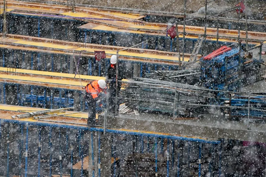 Imagen de unas personas en el trabajo. / EFE ARCHIVO - L. RICO