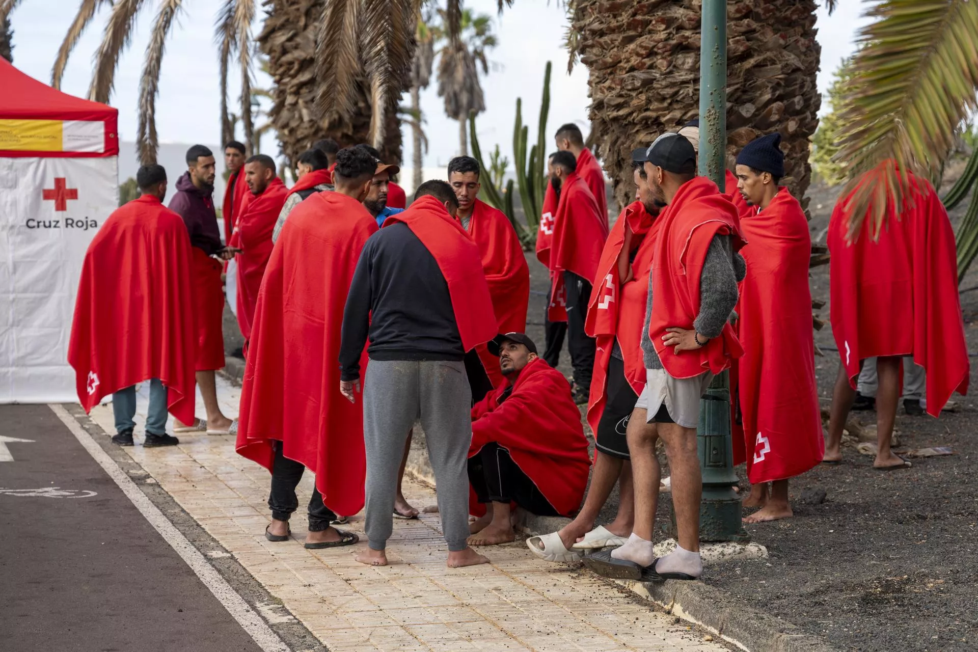 Llegada de la embarcación con 37 migrantes a Lanzarote. / EFE - ADRIEL PERDOMO 