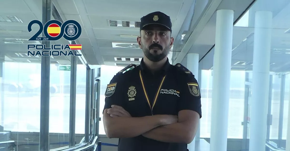 Un Policía Nacional salva la vida de un pasajero en el aeropuerto de Tenerife Sur. / POLICÍA NACIONAL