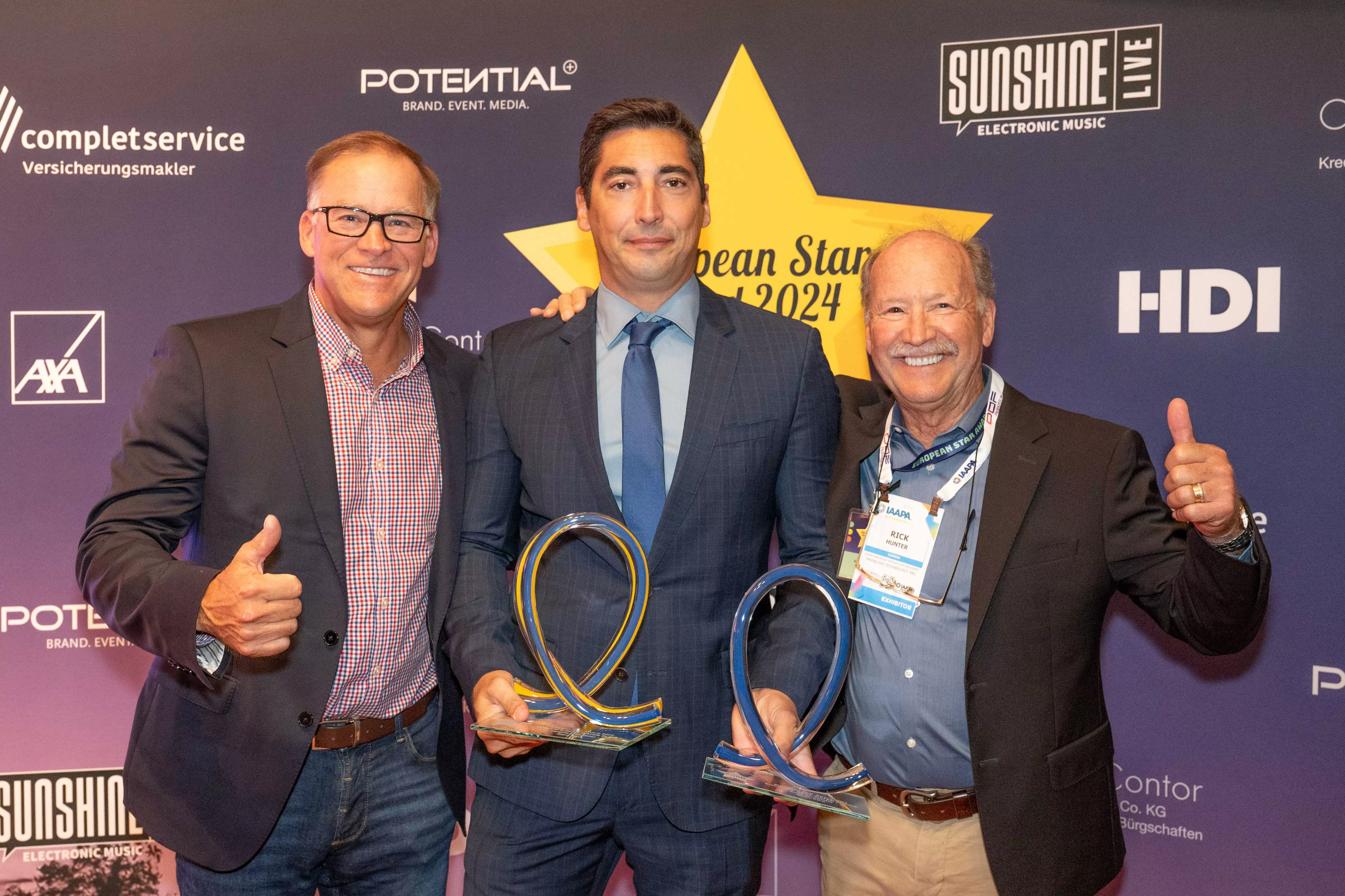 De izquierda a derecha: Jeff Janovich, vicepresidente ejecutivo superior de Proslide; Mariano Alarcón, director de operaciones de Siam Park; y Rick Hunter, CEO de Proslide, posando con los dos premios. / CEDIDA