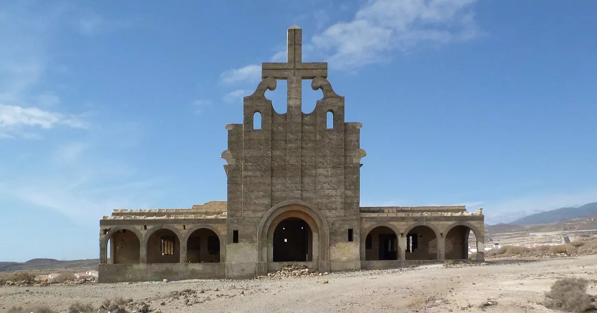 Fachada frontal de la Iglesia del Sanatorio de Abades, el edificio más significativo de este poblado abandonado del sur de Tenerife./ AH.