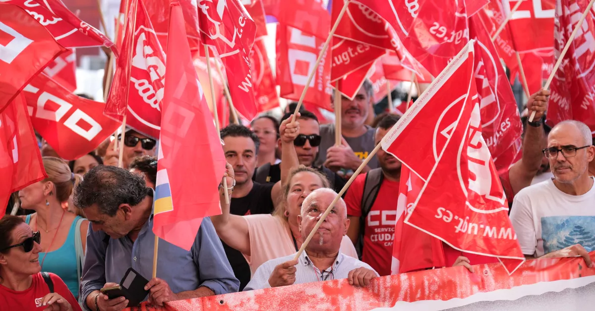 n grupo de manifestantes convocados por los sindicatos de UGT y CCOO se han movilizado este jueves para pedir la reducción de la jornada laboral. / ALBERTO VALDÉS-EFE