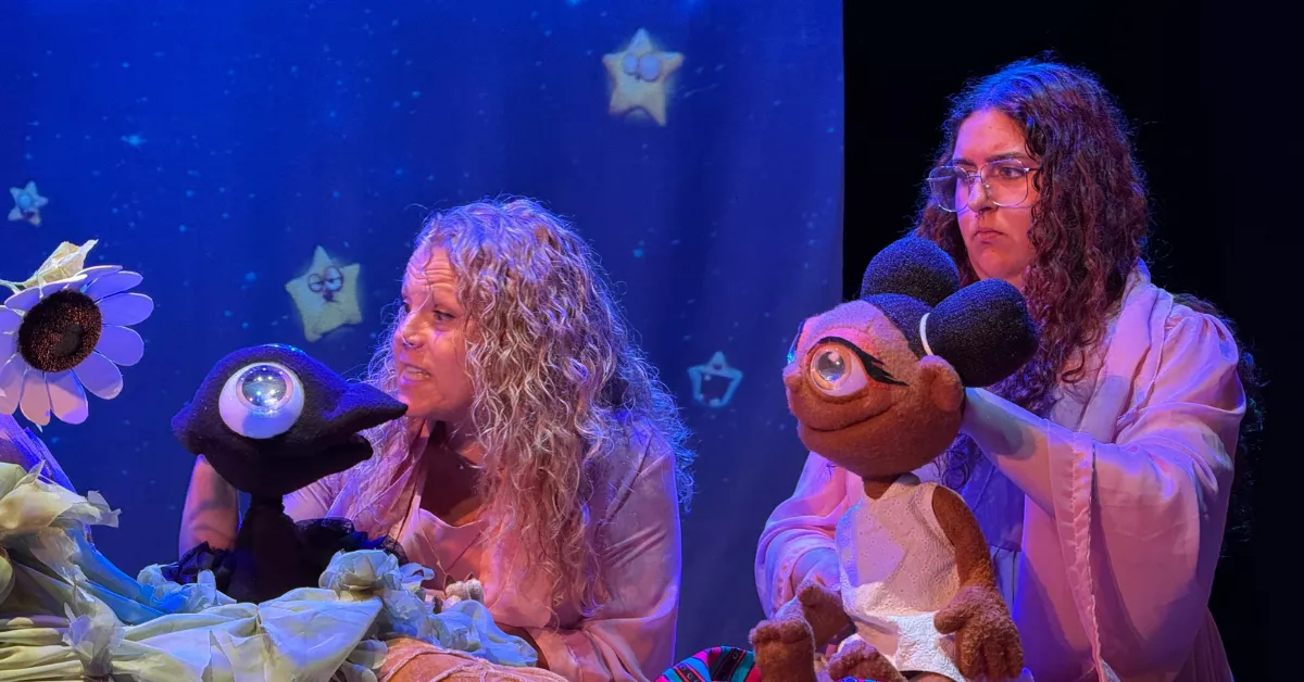 María Mayoral y Arely Afonso en un instante del montaje de títeres 'Sabina' / CEDIDA