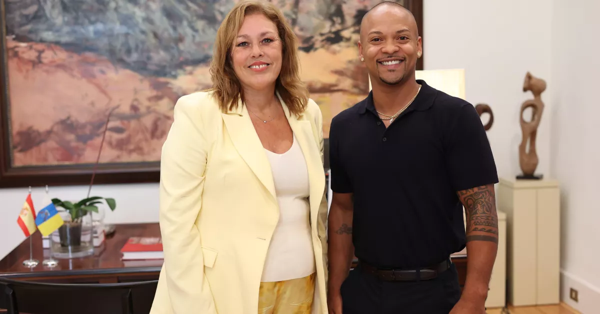 La presidenta del Parlamento de Canarias, Astrid Pérez, junto al olímpico Ray Zapata