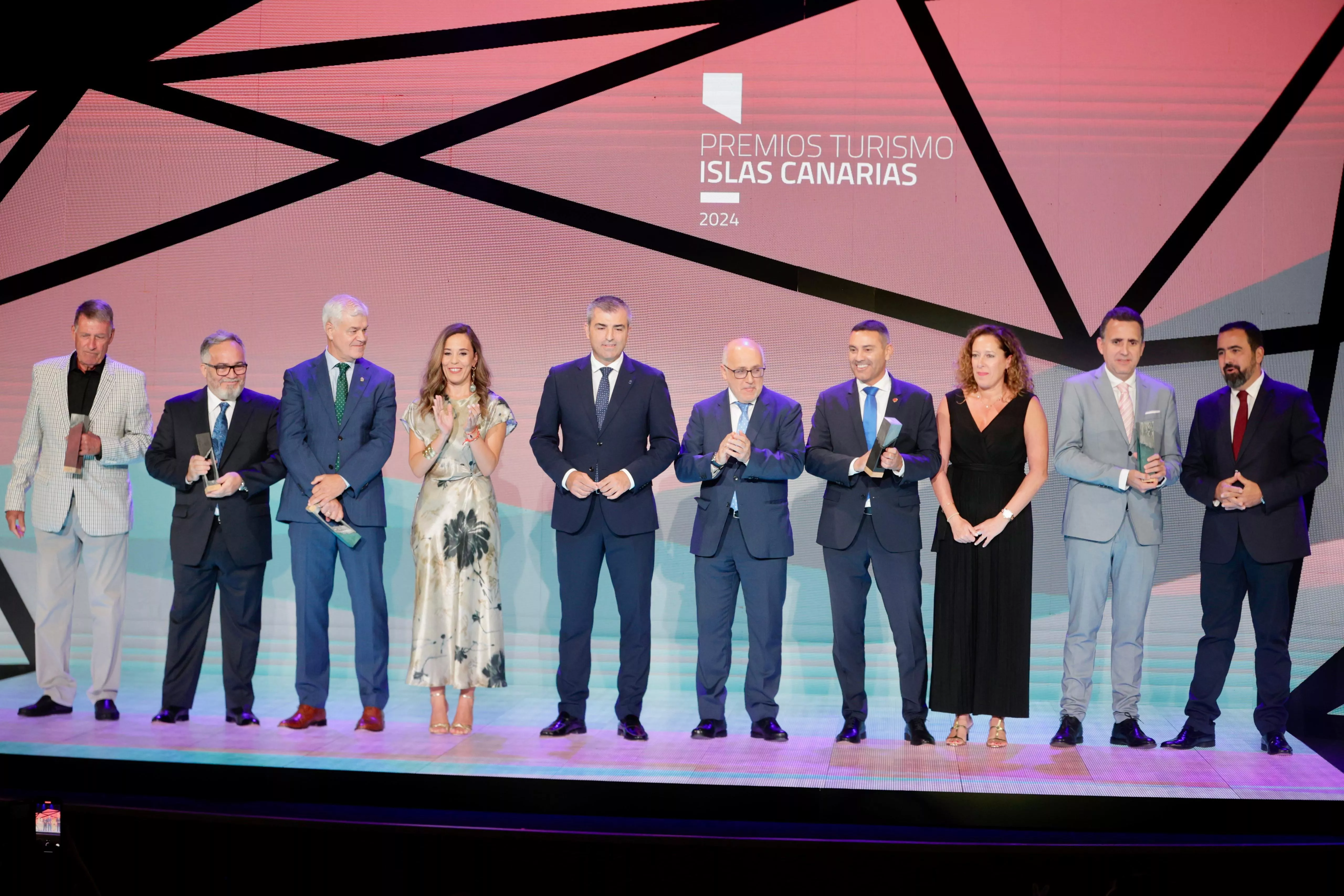 Premiados y autoridades posan al término de la gala de los Premios de Turismo Islas Canarias, reconocen la excelencia y sostenibilidad del sector. / AH