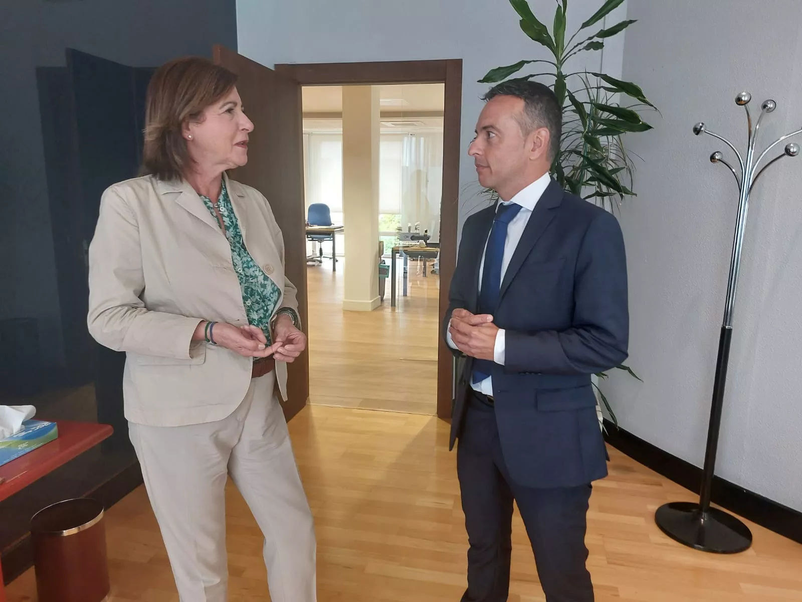 Reunión entre el viceconsejero y director del SCS, Carlos Díaz, y la directora general del Servicio Vasco de Salud, Susana López Altuna. / GOBIERNO DE CANARIAS