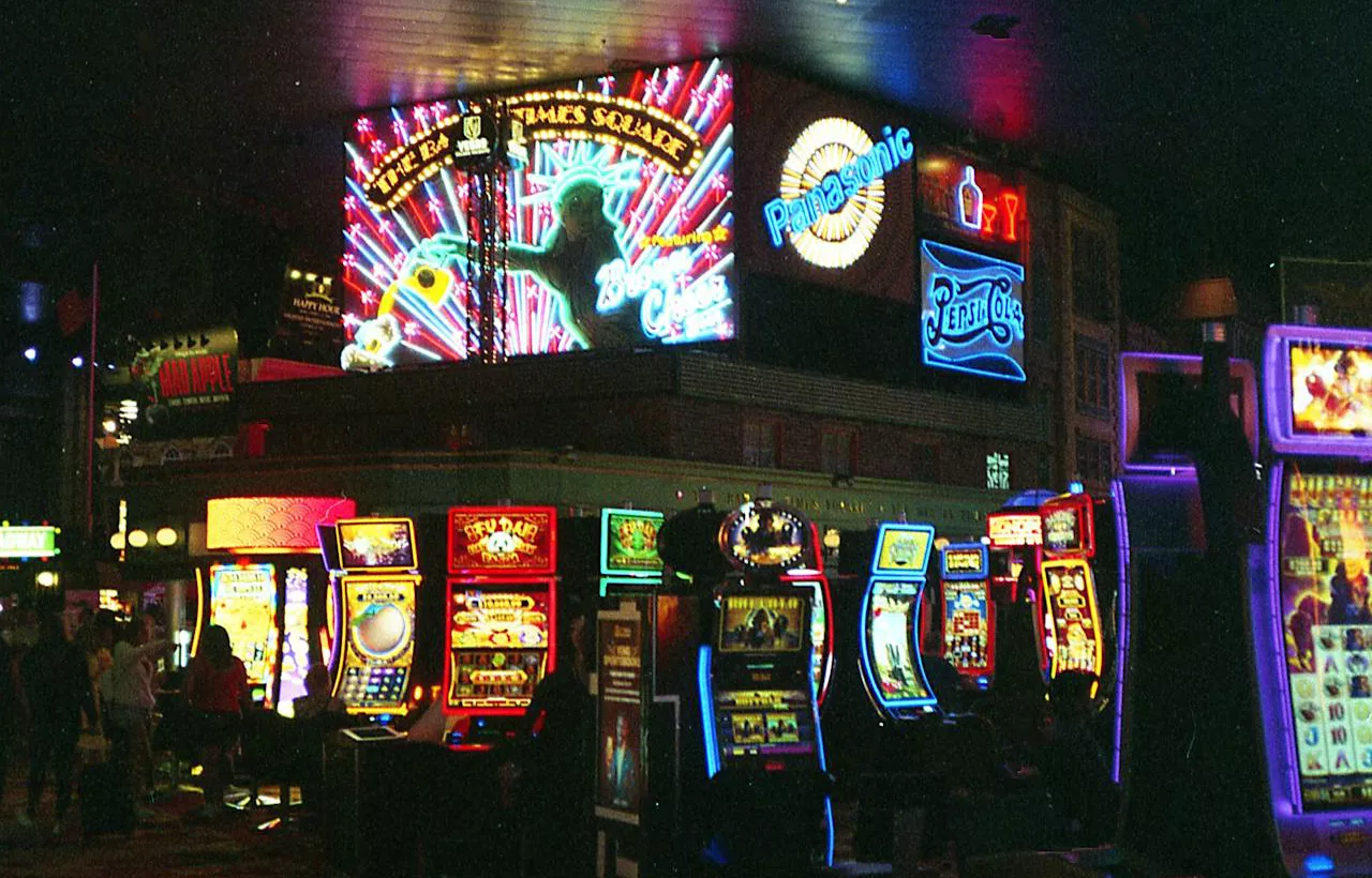 Máquinas tragaperras en hilera / PEXELS