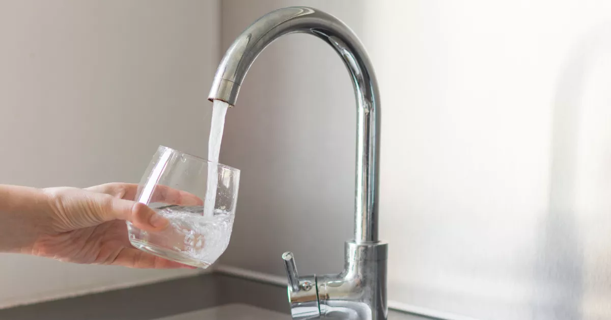 Una persona abre un grifo de agua. / AH