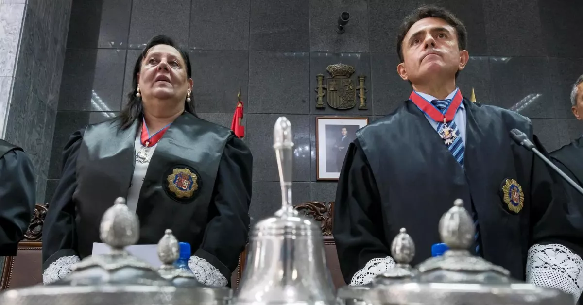 El presidente del Tribunal Superior de Justicia de Canarias, Juan Luis Lorenzo (d), y la fiscal superior de la comunidad autónoma, María Farnés Martínez (i), durante el acto de apertura del Año Judicial. EFE/Ángel Medina G.