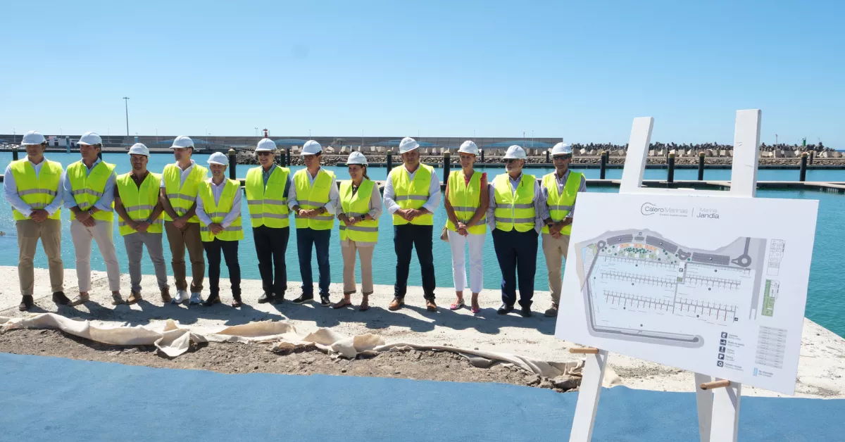 El consejero de Obras Públicas, Pablo Rodríguez, acudió a supervisar el transcurso de las obras del muelle deportivo / GOBIERNO DE CANARIAS