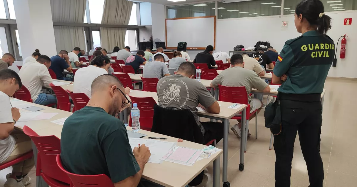 Personas realizando el examen de conocimiento para las plazas disponibles / GUARDIA CIVIL