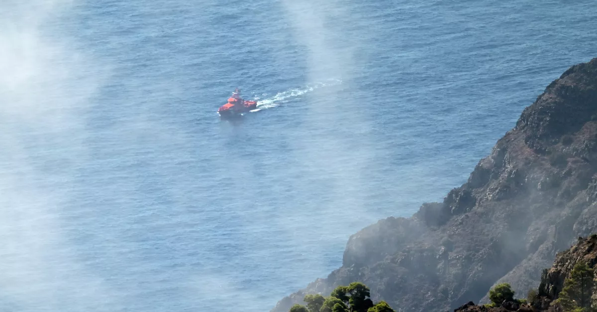 Equipos de emergencia en la búsqueda de las personas desaparecidas tras el vuelco del cayuco en El Hierro / EFE - GELMERT FINOL