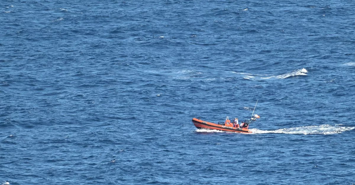 Un medio marítimo en la búsqueda de las personas desaparecidas tras el vuelco del cayuco en El Hierro / EFE - GELMERT FINOL