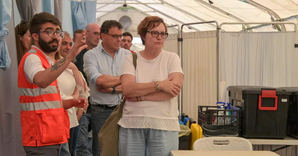 Visita al dispositivo de atención de inmigrantes de Cruz Roja, en el muelle de La Restinga, El Hierro / EFE - GELMERT FINOL