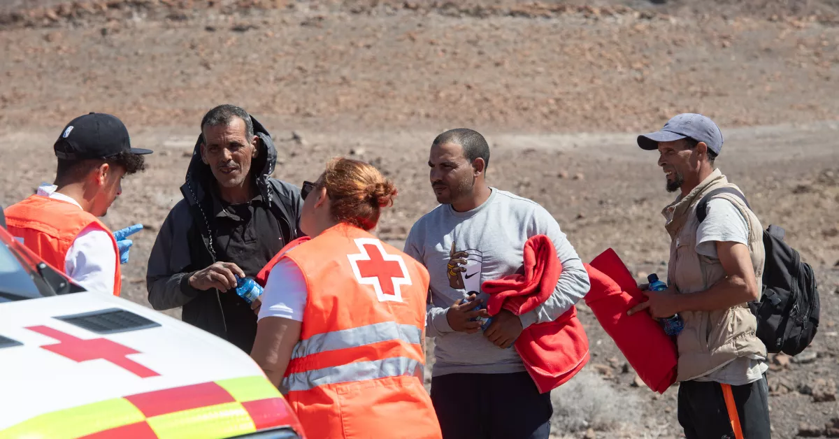 La Guardia Civil y Cruz Roja atienden a los tres inmigrantes que han desembarcado en Fuerteventura / EFE - CARLOS SÁA