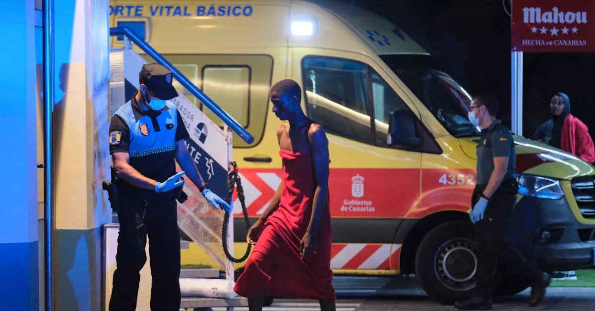 Imagen de un migrante en Tenerife / EFE - Alberto Valdés