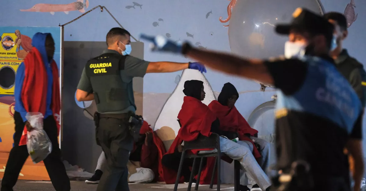 Efectivos en el rescate de migrantes en Tenerife / EFE - Alberto Valdés