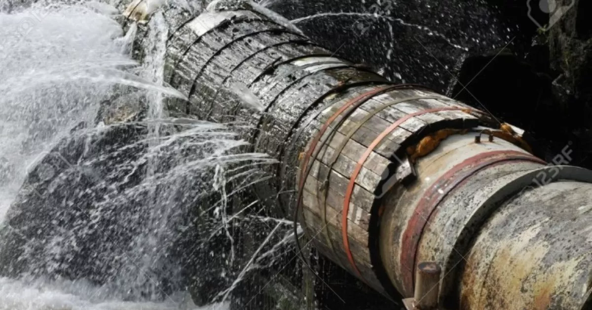 Una canalización con graves pérdidas de agua./ ARCHIVO