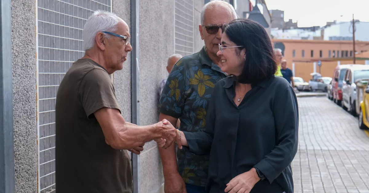 La alcaldesa, Carolina Darias, durante su visita al club de pensionistas / AYUNTAMIENTO DE LAS PALMAS