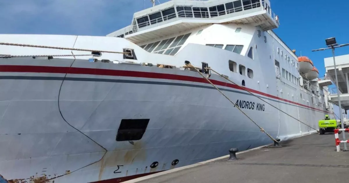 El ex 'Volcán de Taburiente' de Naviera Armas, renombrado como 'Andros King' en el puerto de Las Palmas./ ellinikiaktoploia.net